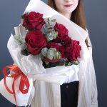 5 красных роз в упаковке с эвкалиптом