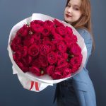 Большой букет кустовых красных роз