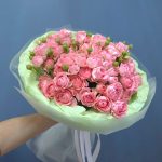 Большой букет стойких кустовых роз