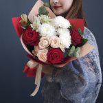 Букет из роз и альстромерий