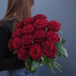 Букет красных роз под ленту