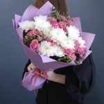 Букет с хризантемами и яркими кустовыми розами