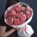 Букет стойких кустовых роз Фемке в белой упаковке