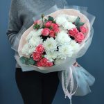 Дуо-букет с хризантемами и стойкой кустовой розой