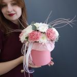 Коробка с хризантемами и диантусами