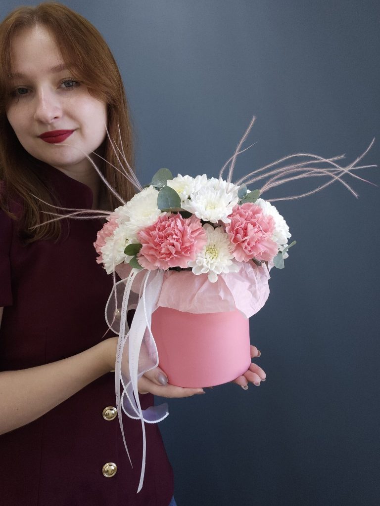 Коробка с хризантемами и диантусами