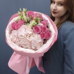 Линия света: букет с розовой гортензией и кустовыми розами