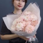 Небольшой букет розовый кустовых хризантем