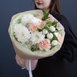 Небольшой букет с альстромерией и хризантемой "ньютон"
