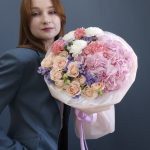 Нежный букет с гортензией и кустовыми розами