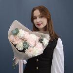 Букет с розовыми хризантемами и белыми диантусами