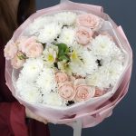 Нежный букет с альстромерией, кустовыми розами и хризантемой