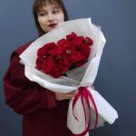 Пышные кустовые розы красные