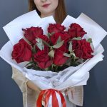 Розы красные с эвкалиптом букет