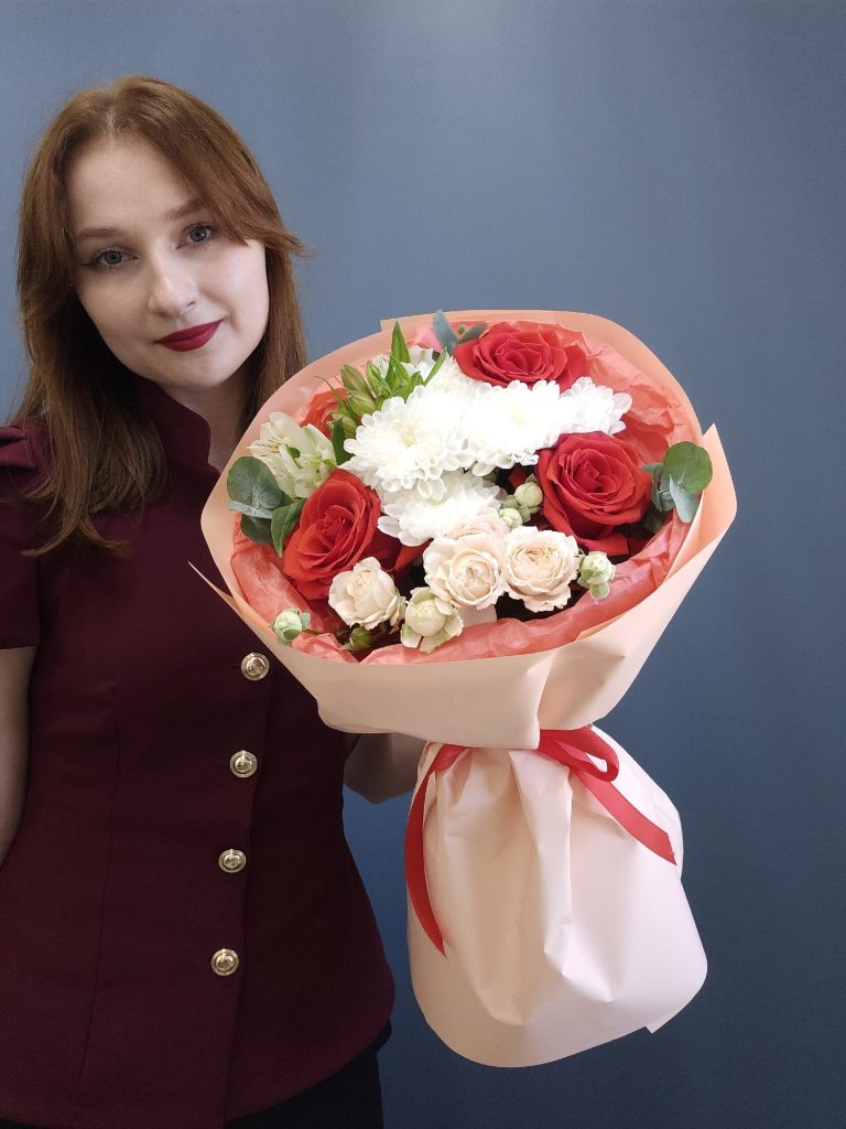 Сборный букет с красной розой