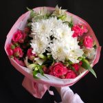 Стойкий букет с яркими кустовыми розами и альстромерией
