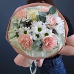Стойкий небольшой букет с хризантемой, кустовыми розами и диантусами