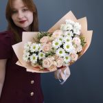 Свежий букет с кустовыми хризантемами "Ромашка" и кустовой розой