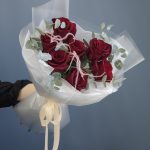 7 красных роз с эвкалиптом и стифой