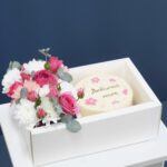 Бенто-торт «Любимой маме» и букет в коробке