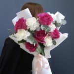 Букет из малиновых роз и белых диантусов