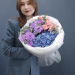 Букет с голубой гортензией, кустовыми розами и хризантемой
