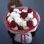 Букет с красными розами и белыми хризантемами