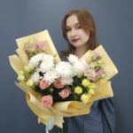 Букет с кустовыми розами, хризантемами и эустомой