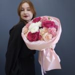 Букет с малиновыми розами и диантусами