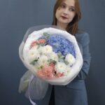 Нежный букет с голубой гортензией и белыми хризантемами