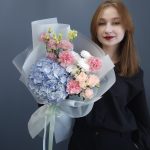 Нежный букет с голубой гортензией и диантусами