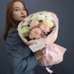 Нежный букет с хризантемами и белыми розами