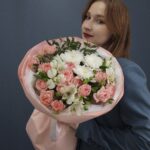 Нежный букет с кустовыми розами и альстромерией