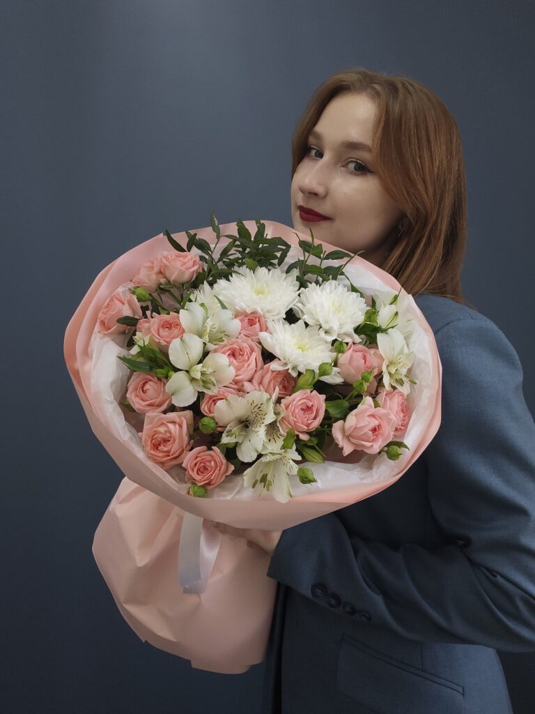 Нежный букет с кустовыми розами и альстромерией
