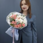 Нежный букет с кустовыми розами и белой хризантемой