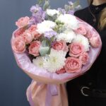 Нежный букет с маттиолой, кустовыми розами и хризантемами