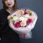Нежный букет с розами, эустомой и хризантемой