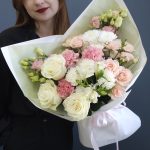Пышный нежный букет с белыми розами и эустомой